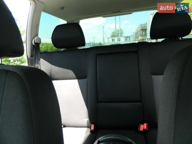 Універсал Volkswagen Golf 2001 в Чернівцях