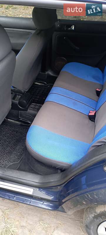 Хетчбек Volkswagen Golf 2003 в Охтирці