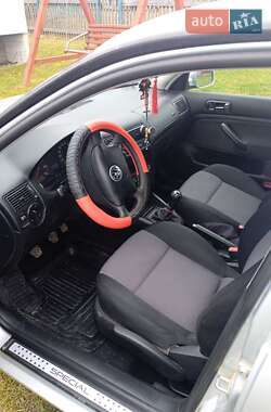 Хэтчбек Volkswagen Golf 2002 в 