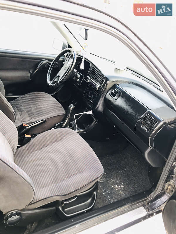 Седан Volkswagen Golf 1993 в Чернівцях