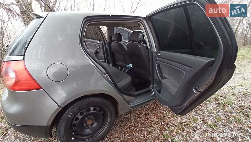 Хетчбек Volkswagen Golf 2005 в Коломиї