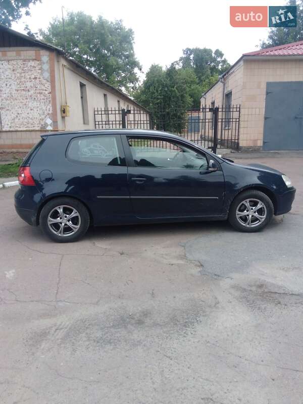 Хетчбек Volkswagen Golf 2004 в Чернігові