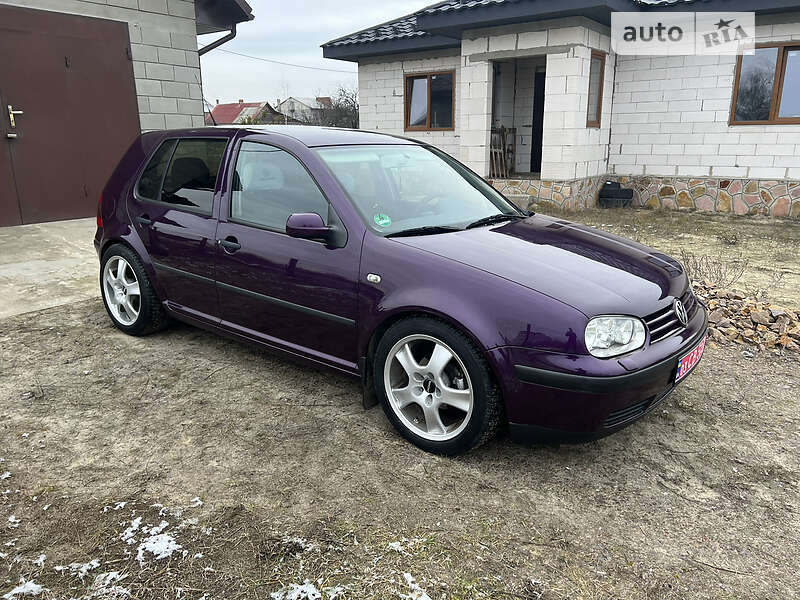 Хэтчбек Volkswagen Golf 2002 в Сарнах