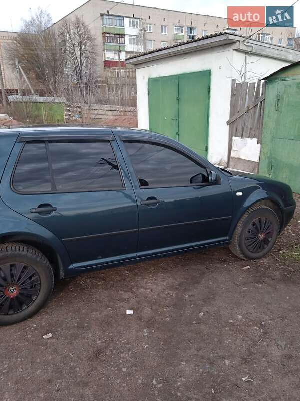 Хэтчбек Volkswagen Golf 2002 в Коростене