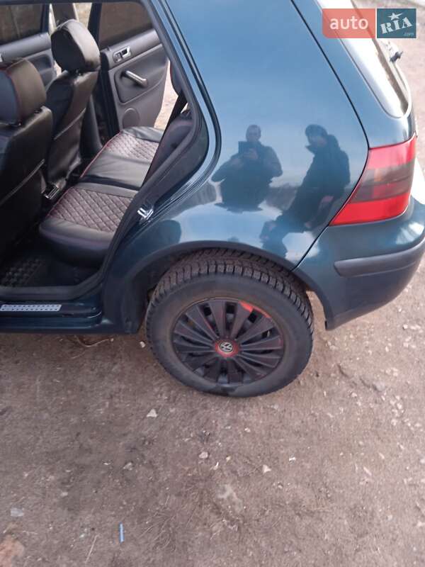 Хэтчбек Volkswagen Golf 2002 в Коростене