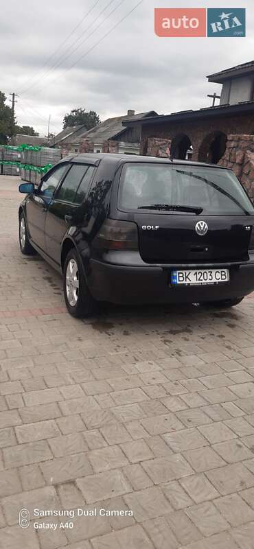 Хетчбек Volkswagen Golf 2001 в Березному
