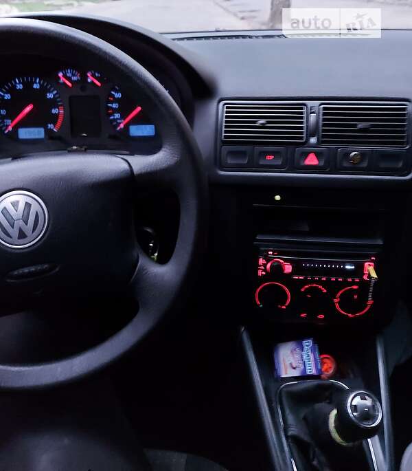 Хэтчбек Volkswagen Golf 2003 в 