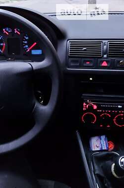 Хэтчбек Volkswagen Golf 2003 в 