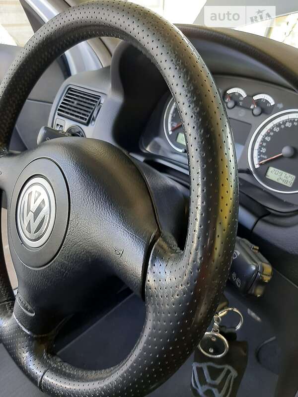 Хетчбек Volkswagen Golf 2003 в Запоріжжі