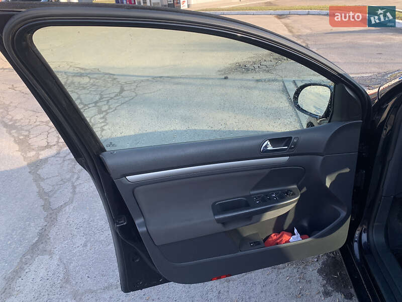 Хэтчбек Volkswagen Golf 2004 в Львове