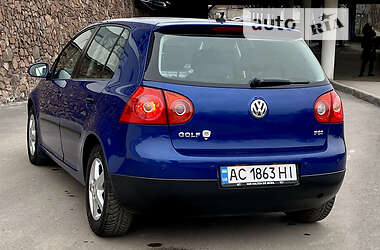 Хэтчбек Volkswagen Golf 2004 в Каменском