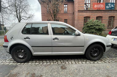 Хэтчбек Volkswagen Golf 1999 в 