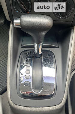 Хэтчбек Volkswagen Golf 1999 в 