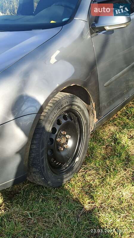 Хетчбек Volkswagen Golf 2005 в Коломиї