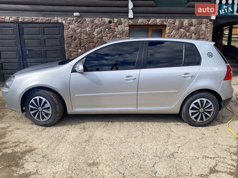 Хэтчбек Volkswagen Golf 2004 в Яремче