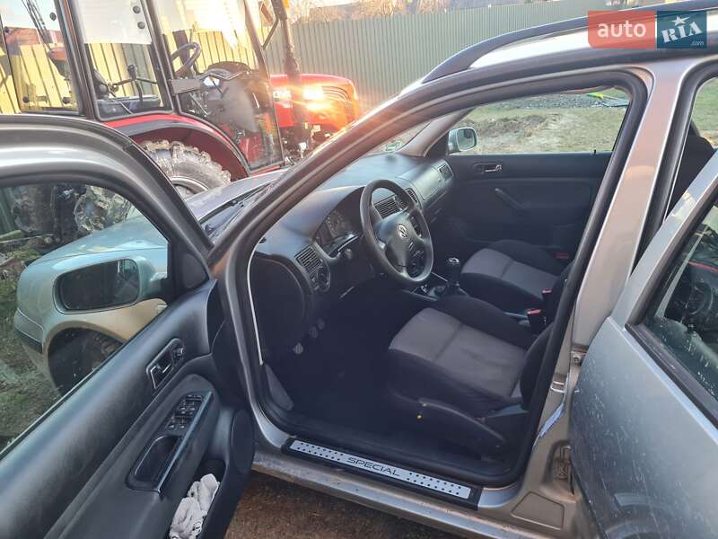 Универсал Volkswagen Golf 2002 в Ровно