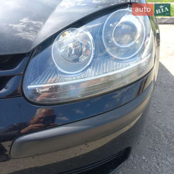 Хэтчбек Volkswagen Golf 2005 в Запорожье