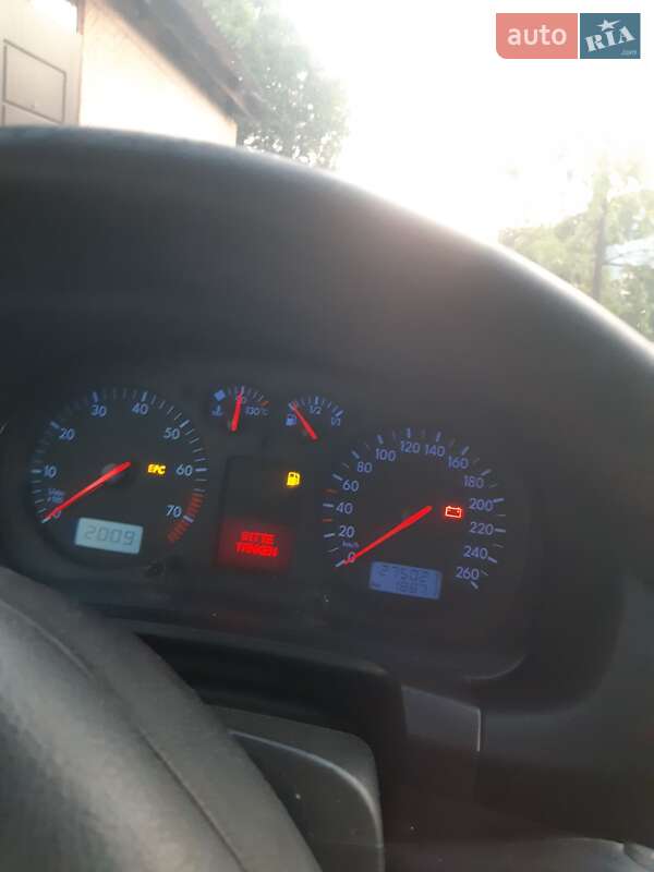 Хэтчбек Volkswagen Golf 2001 в Коростышеве