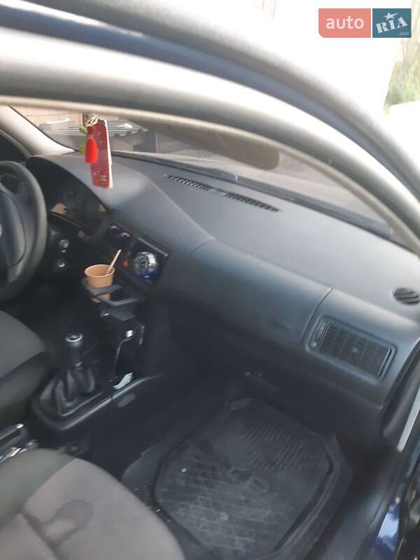 Хэтчбек Volkswagen Golf 2001 в Коростышеве