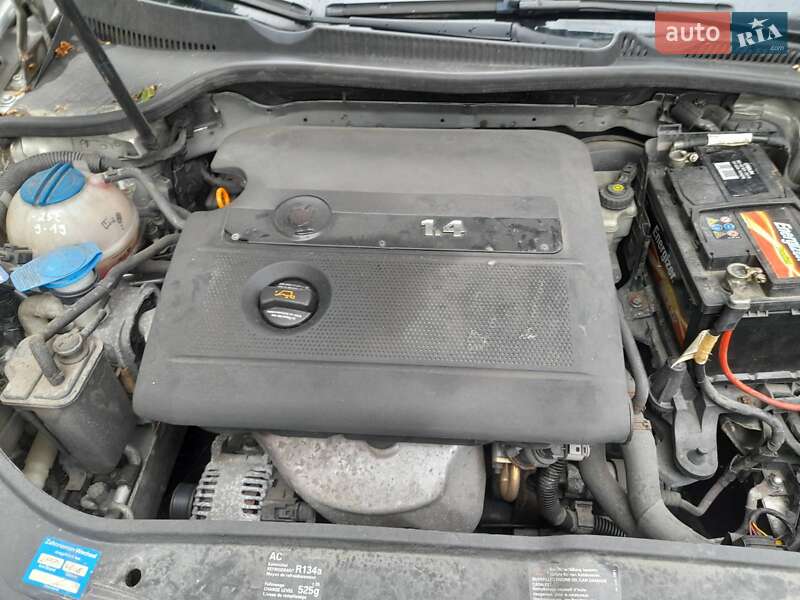 Хетчбек Volkswagen Golf 2005 в Рівному