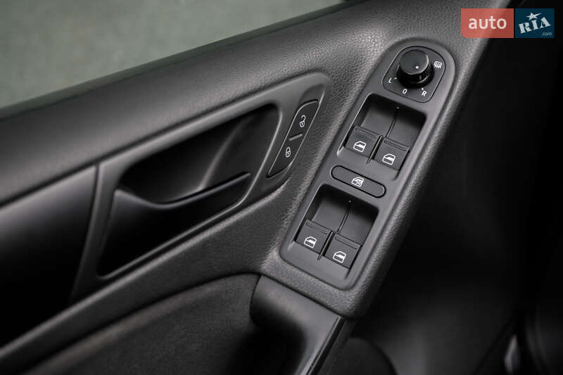 Хетчбек Volkswagen Golf 2012 в Чернівцях