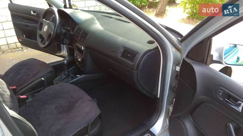 Хетчбек Volkswagen Golf 2001 в Каневі