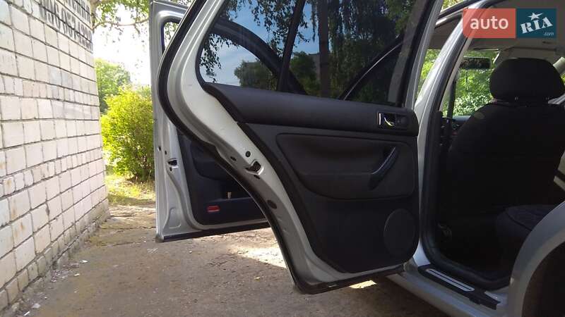 Хетчбек Volkswagen Golf 2001 в Каневі