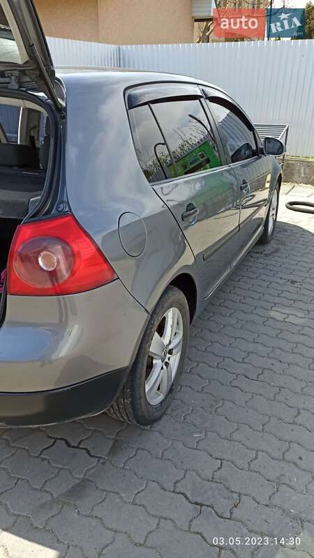 Хетчбек Volkswagen Golf 2005 в Коломиї