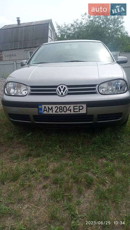 Хетчбек Volkswagen Golf 2001 в Житомирі