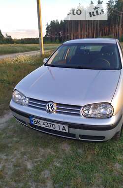 Хэтчбек Volkswagen Golf 2001 в Дубровице