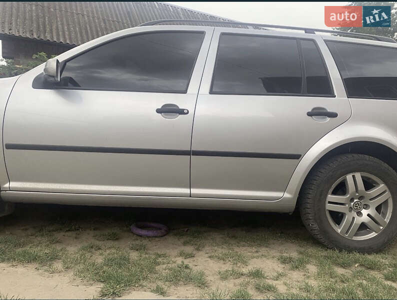 Універсал Volkswagen Golf 2001 в Чернівцях