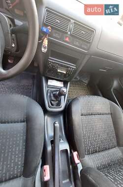 Хэтчбек Volkswagen Golf 2002 в 