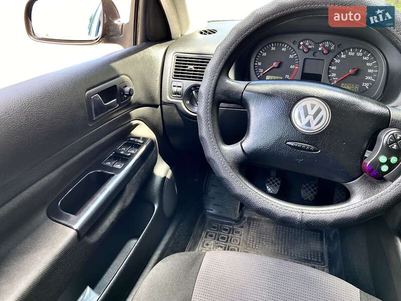 Хэтчбек Volkswagen Golf 2001 в Харькове