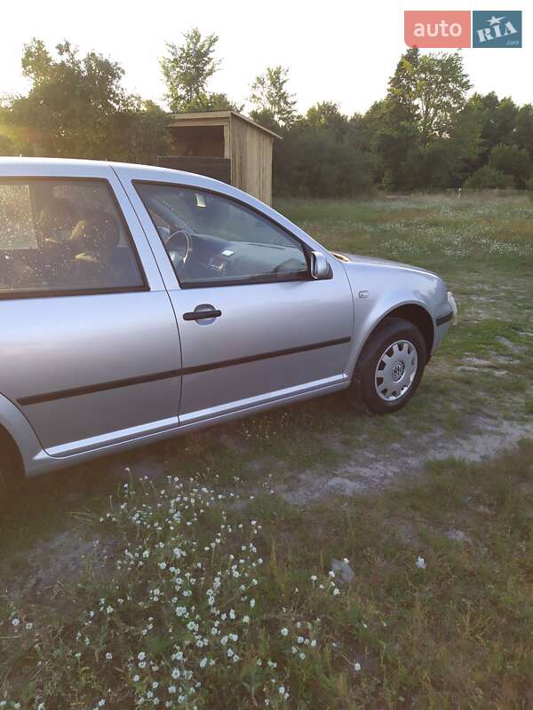 Хетчбек Volkswagen Golf 2001 в Дубровиці