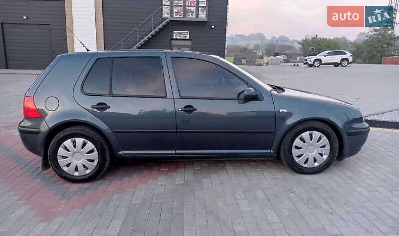 Хэтчбек Volkswagen Golf 2003 в Калуше