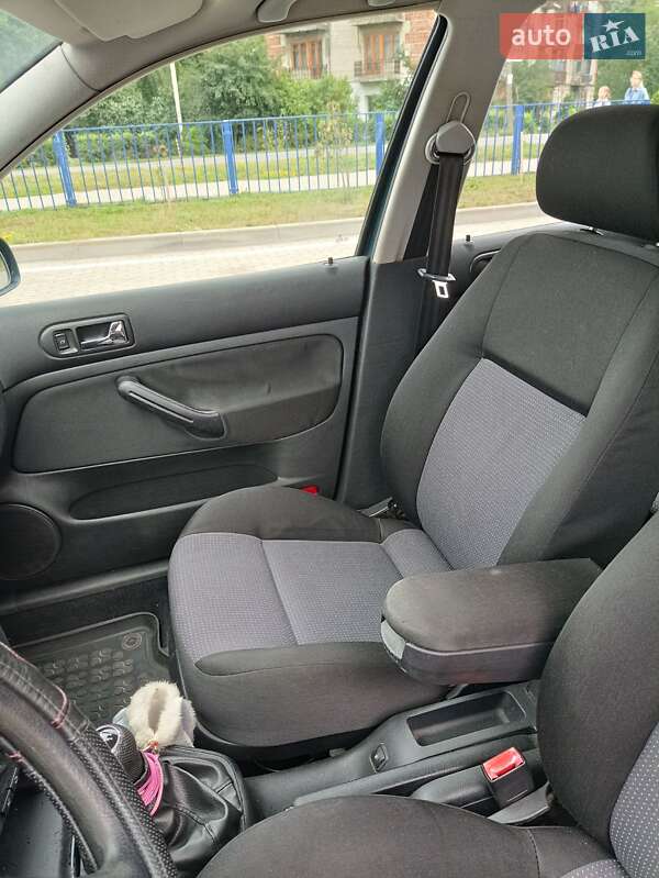 Хетчбек Volkswagen Golf 2002 в Старокостянтинові