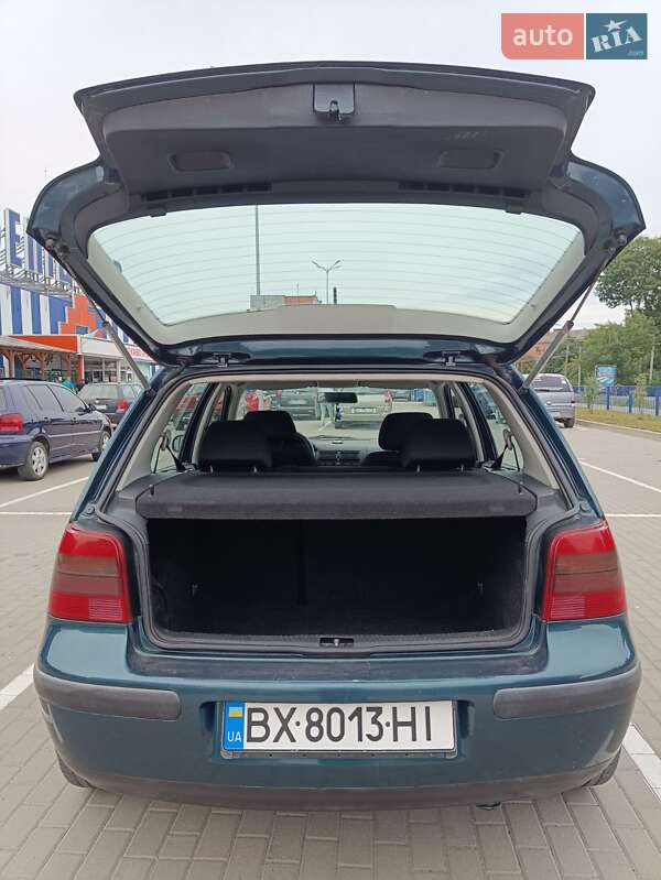 Хетчбек Volkswagen Golf 2002 в Старокостянтинові