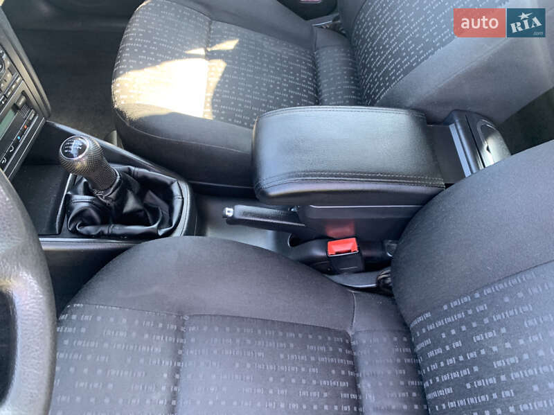 Хэтчбек Volkswagen Golf 2002 в Калуше