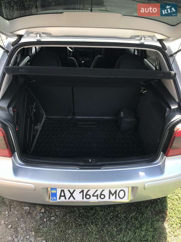 Хэтчбек Volkswagen Golf 2001 в Краснограде