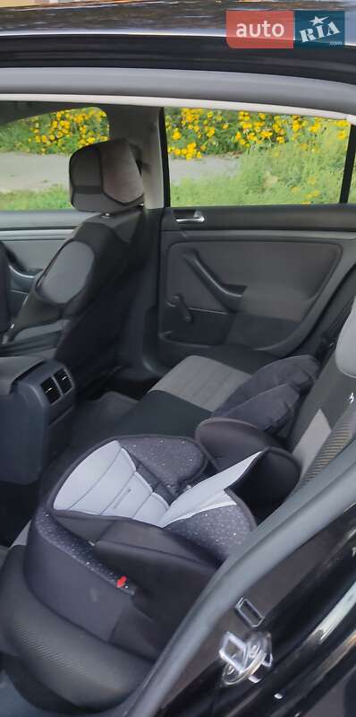 Хетчбек Volkswagen Golf 2006 в Сумах