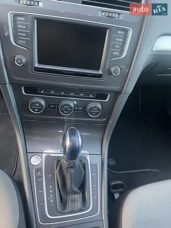 Хэтчбек Volkswagen Golf 2016 в 