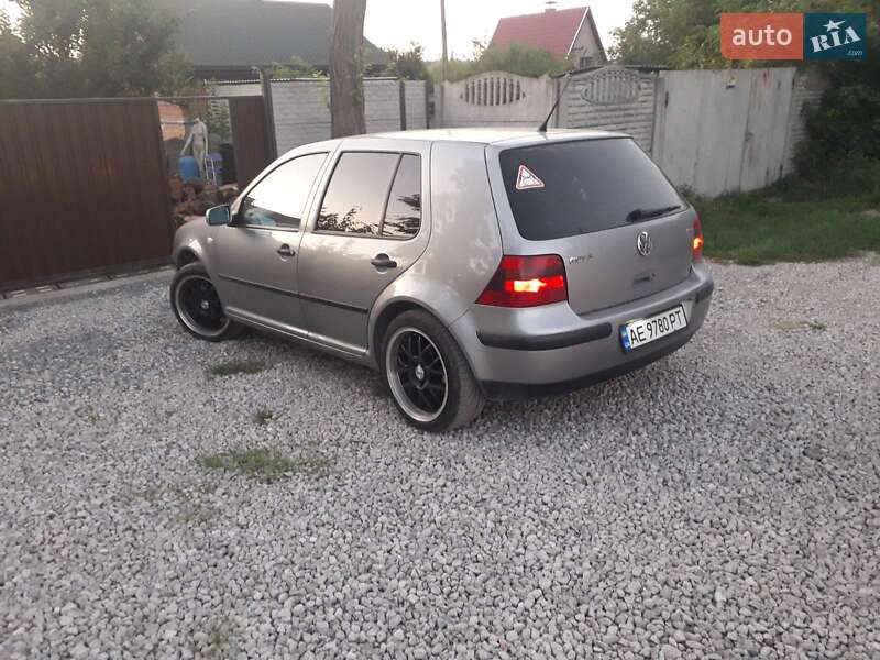 Хетчбек Volkswagen Golf 2002 в Дніпрі