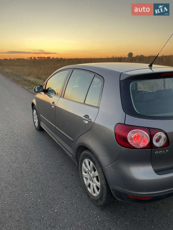 Хетчбек Volkswagen Golf 2005 в Сокалі