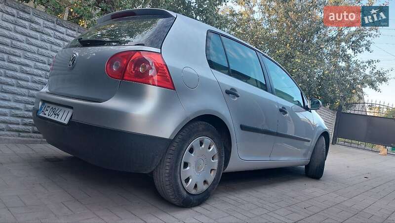Хэтчбек Volkswagen Golf 2004 в Новомосковске