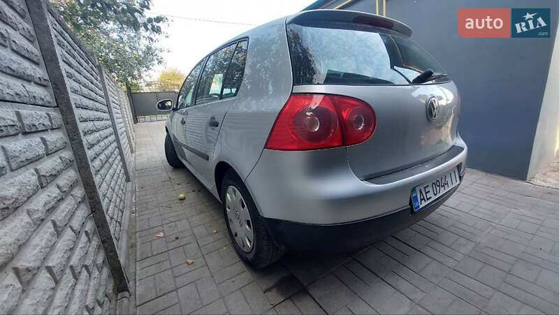 Хэтчбек Volkswagen Golf 2004 в Новомосковске