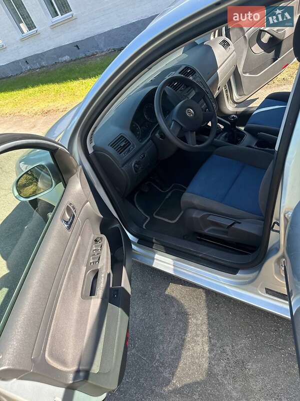 Хэтчбек Volkswagen Golf 2004 в Новомосковске