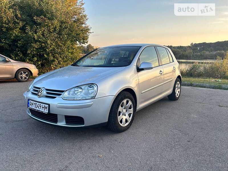 Хэтчбек Volkswagen Golf 2005 в 