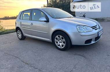 Хэтчбек Volkswagen Golf 2005 в 
