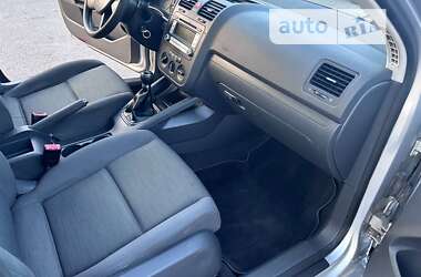 Хэтчбек Volkswagen Golf 2005 в 