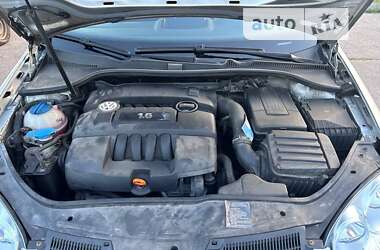Хэтчбек Volkswagen Golf 2005 в 